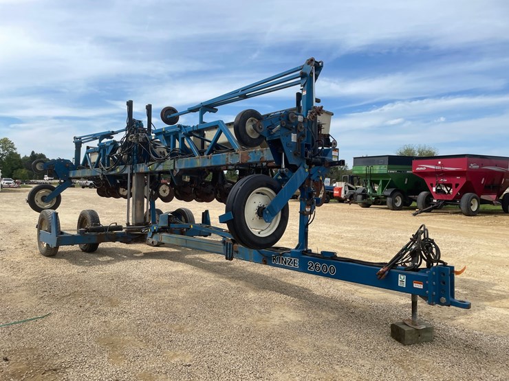 #1275-•-kinze-12'-corn-planter-image-6