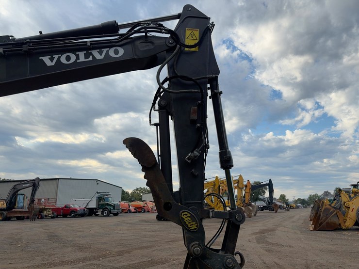 2019-volvo-ecr145el-image-10