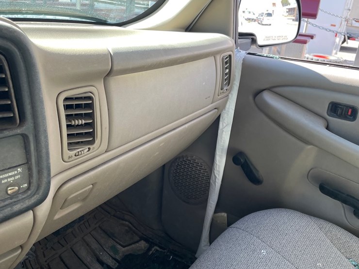 2002-chevrolet-silverado-2500-image-32