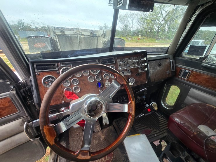 2000-peterbilt-379-image-51