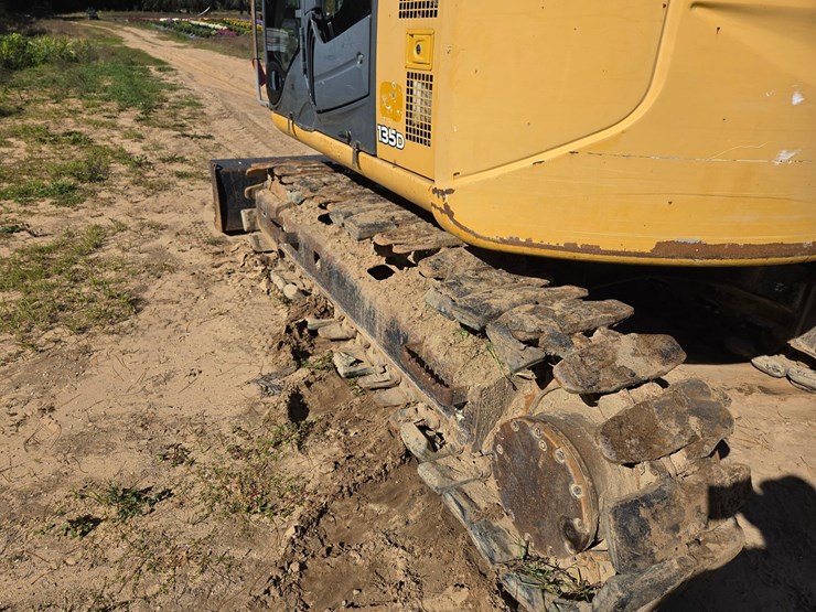 2011-deere-135d-image-39