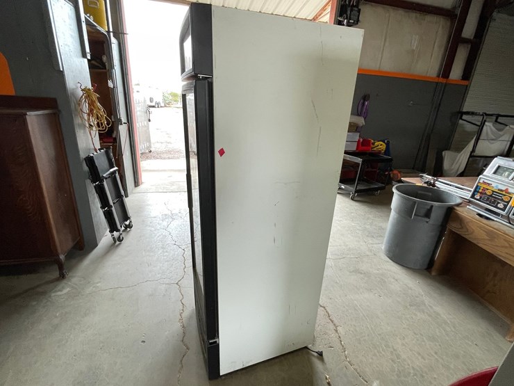 #4673-•-true-commercial-fridge-image-2