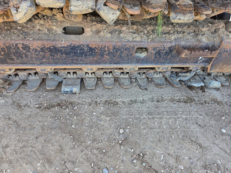 2011-deere-135d-image-44