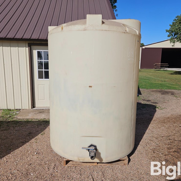 1000-Gal Poly Liquid Fertilizer Tank