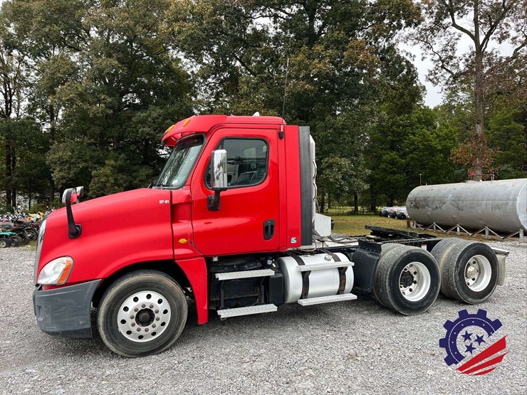 2014-freightliner-cascadia-t/a-truck-tractor-image-1