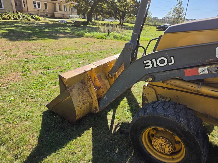 2010-deere-310j-image-26