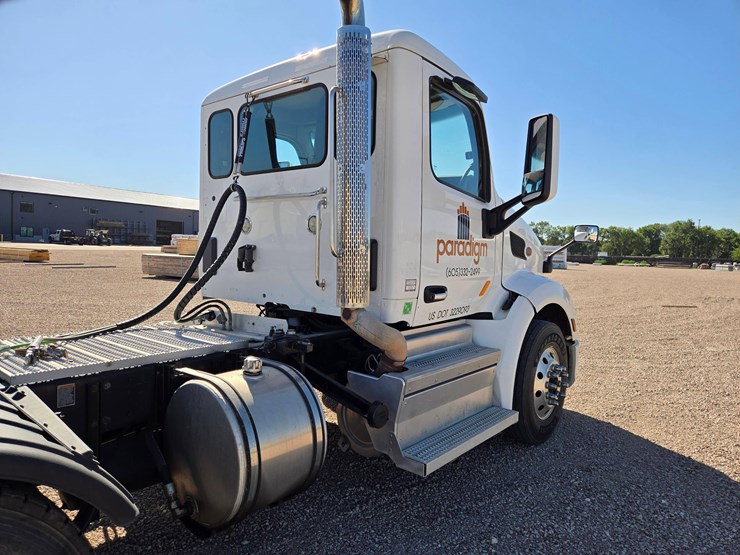 2018-peterbilt-579-image-11