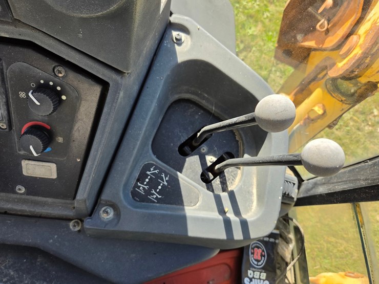 2010-deere-310j-image-32