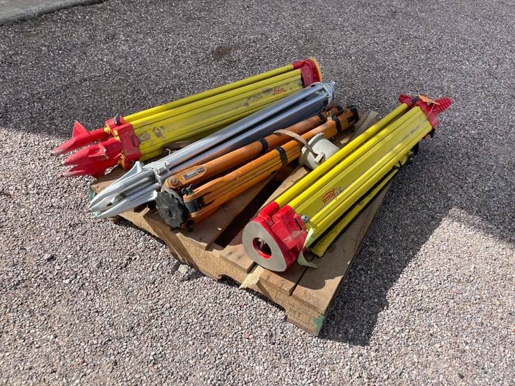 #4665-•-lot-of-surveying-tripods-image-17