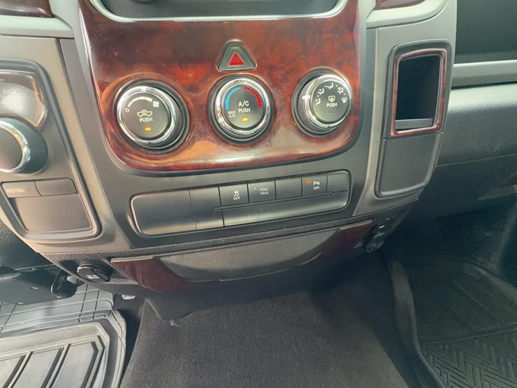 2014-dodge-1500-image-38