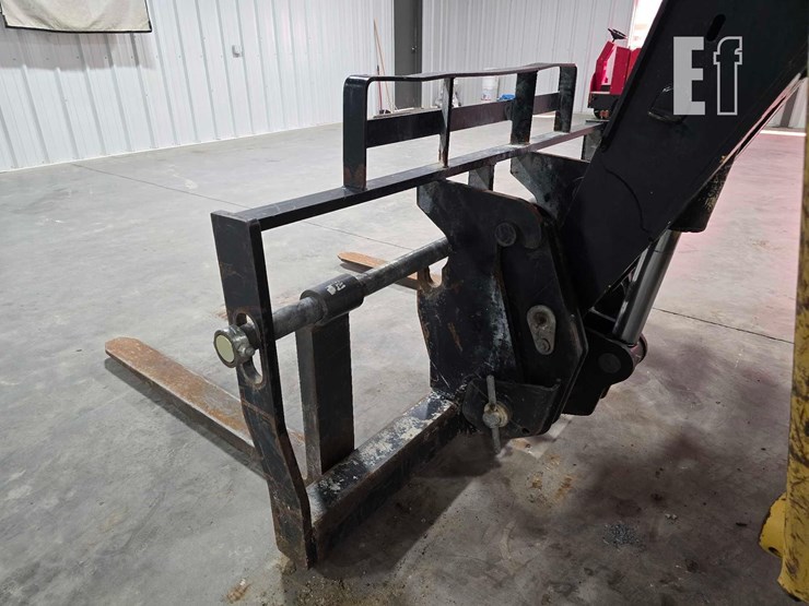 2018-caterpillar-tl943d-image-12