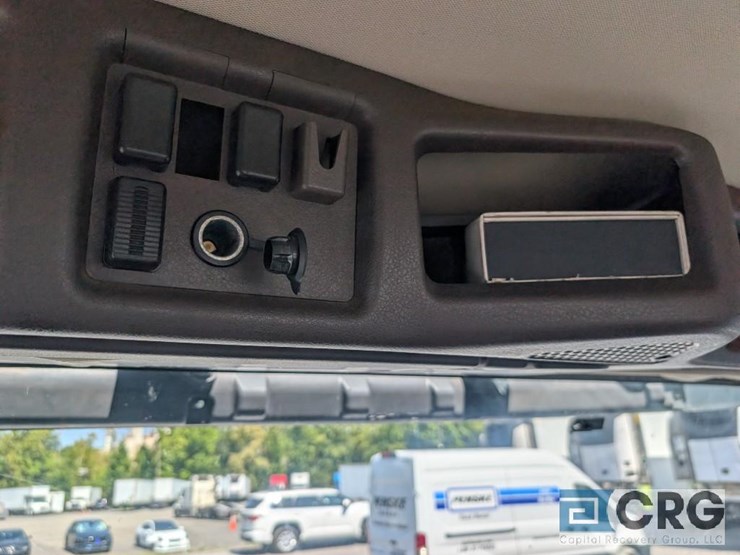 2018-volvo-10-image-26