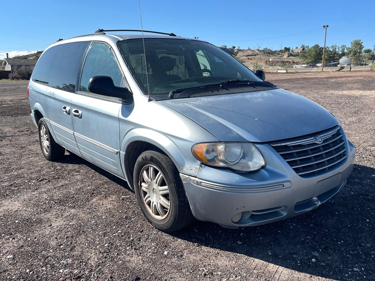 2005-chrysler-town-&-country-image-72