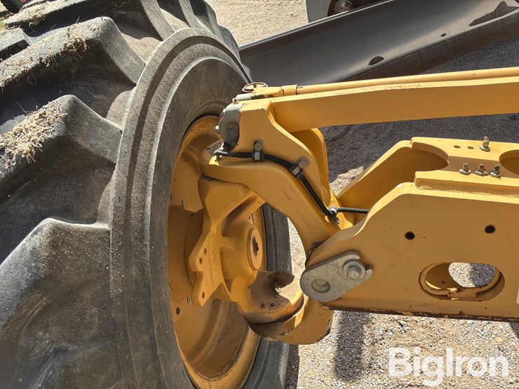 2013-deere-670g-image-18