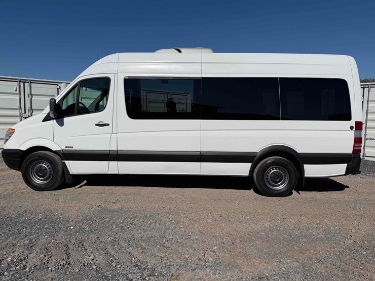 2010-freightliner-passenger-van-image-12