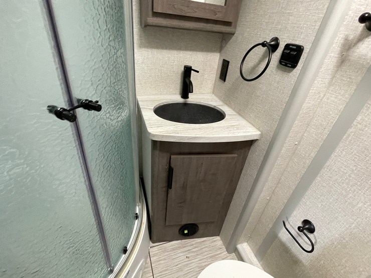 #2824-•-2022-lance-travel-trailer,-(has-new-mexico-title)-image-56