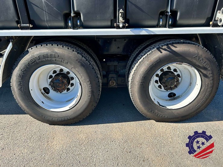 2019-freightliner-114sd-image-17