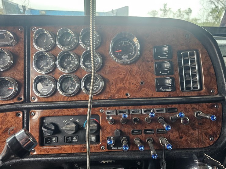 2001-peterbilt-379-image-55