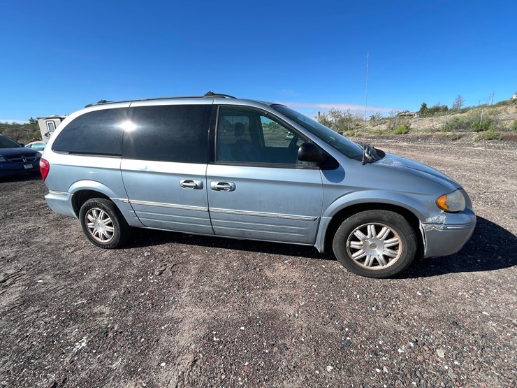 2005-chrysler-town-&-country-image-78