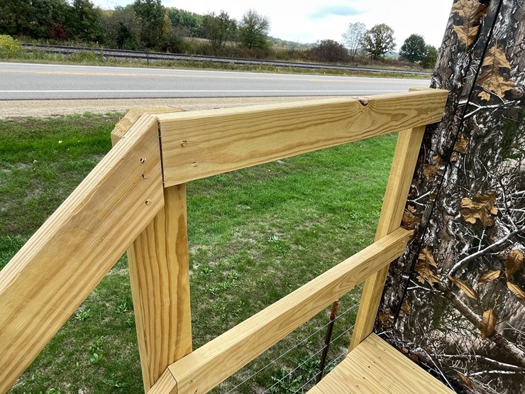 #1281-•-6'-x-6'-deer-blind-on-tower-with-steps-image-22