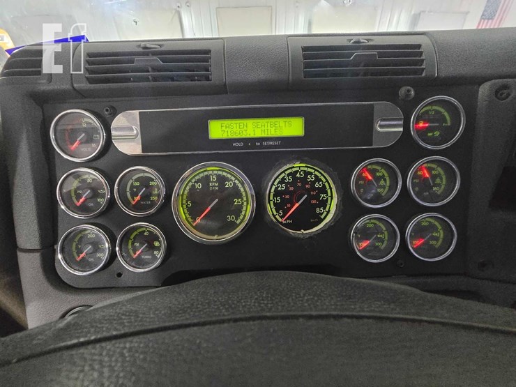 2013-freightliner-cascadia-125-image-12