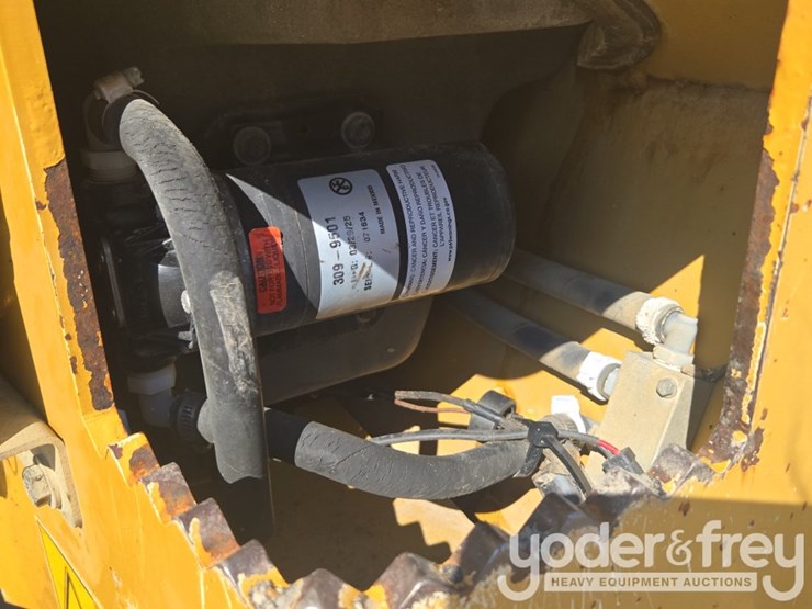 2018-caterpillar-cb34b-image-15
