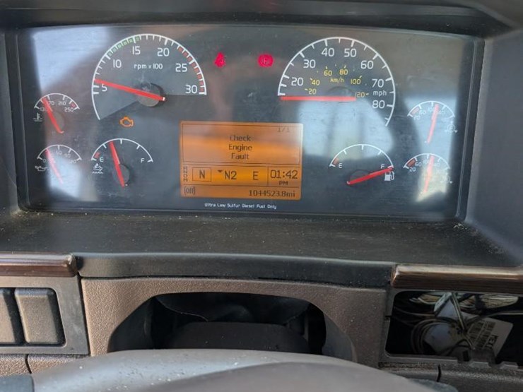 2018-volvo-10-image-22