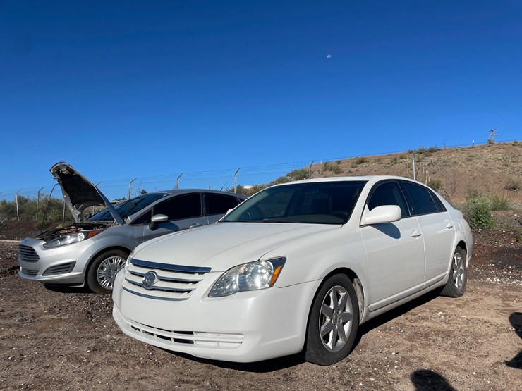 #2762-•-2005-toyota-avalon-(title-in-delay)-image-1