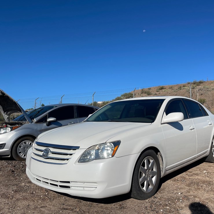 #2762 • 2005 Toyota Avalon (Title in Delay)