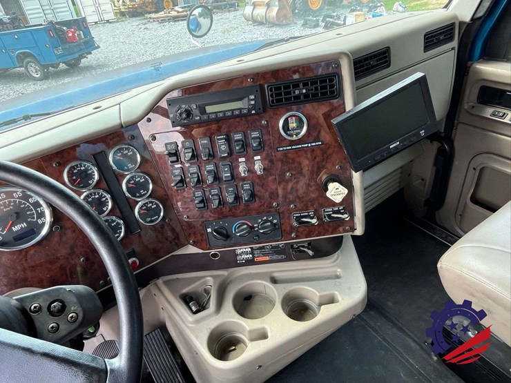 2011-international-paystar-tri-axle-hydrovac-truck-image-69