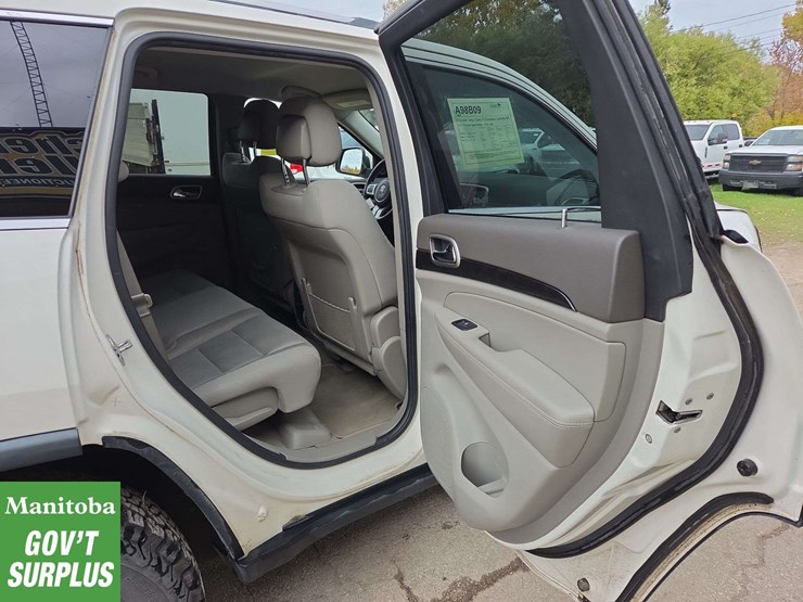 2011-jeep-grand-cherokee-image-28