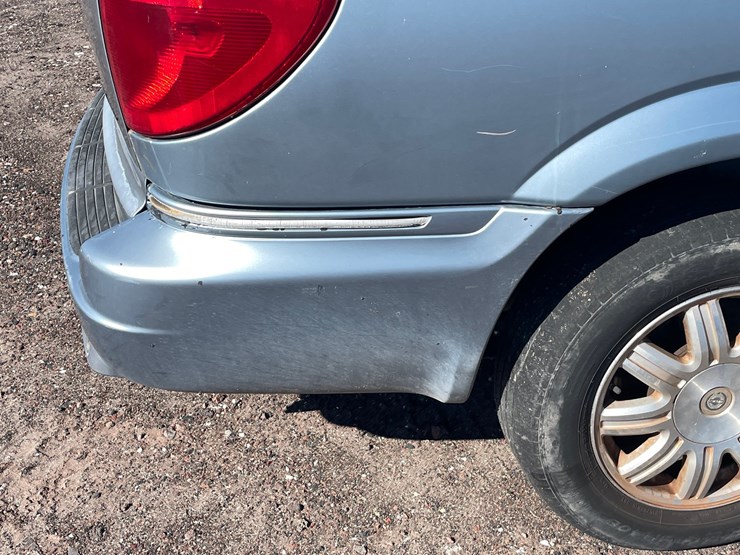 2005-chrysler-town-&-country-image-94
