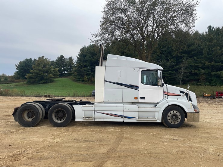 #101-•-2007-volvo-vnl-sleeper-semi-(has-wi-title)-image-2