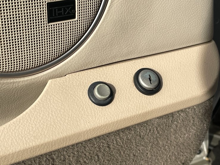 #201-•-2005-lincoln-town-car-(has-wi-title)-image-47