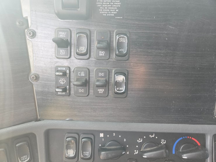 2006-freightliner-columbia-120-image-57