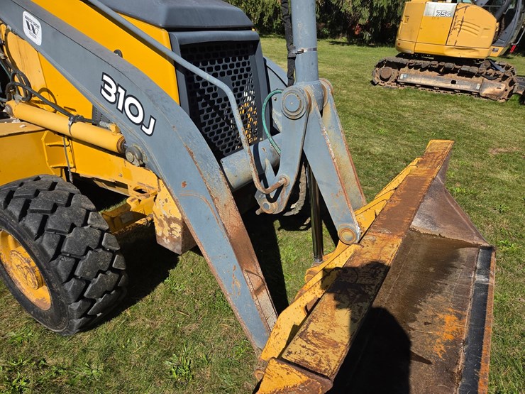 2010-deere-310j-image-10