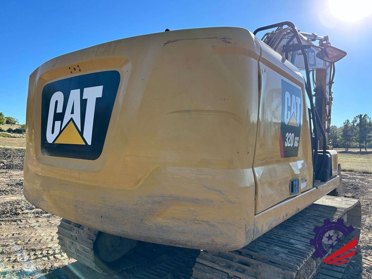 2018-caterpillar-320-image-24