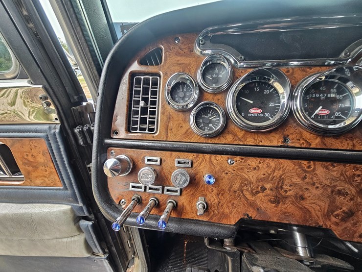 2001-peterbilt-379-image-59