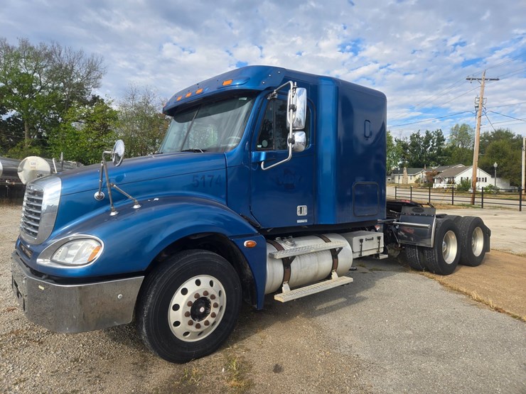2006-freightliner-columbia-120-image-3