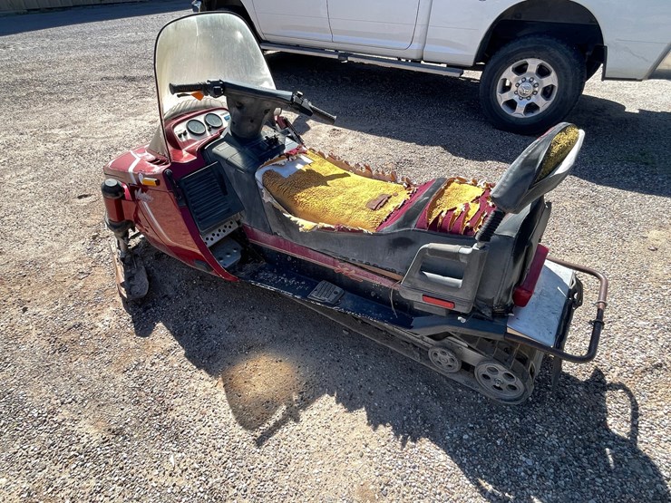 #2898-•-yamaha-venturo-snowmobile-image-48