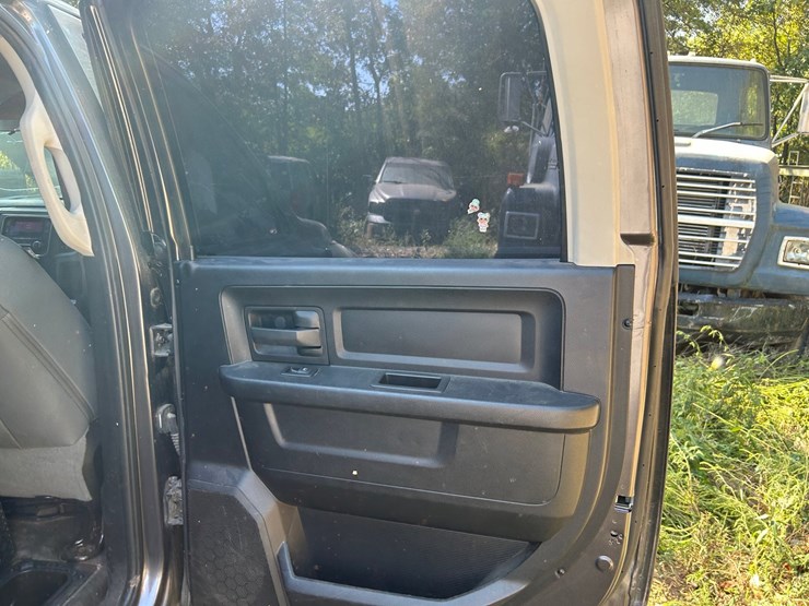 2015-dodge-1500-image-27