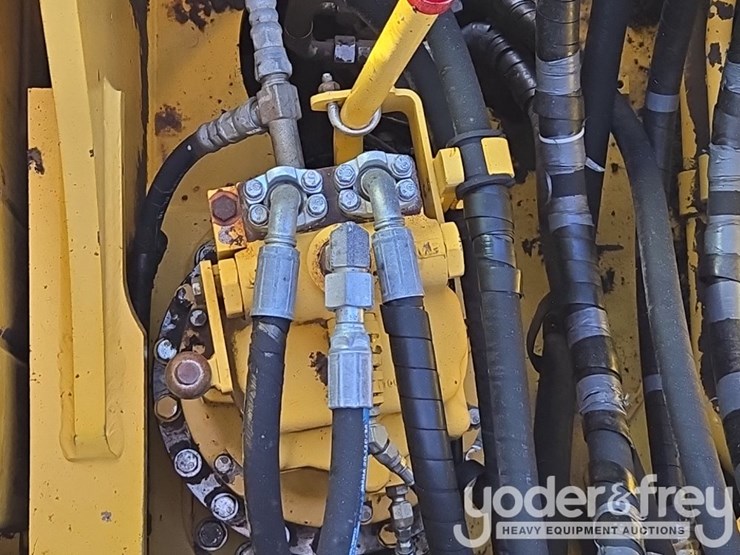 2015-komatsu-pc210-lc-11-image-48