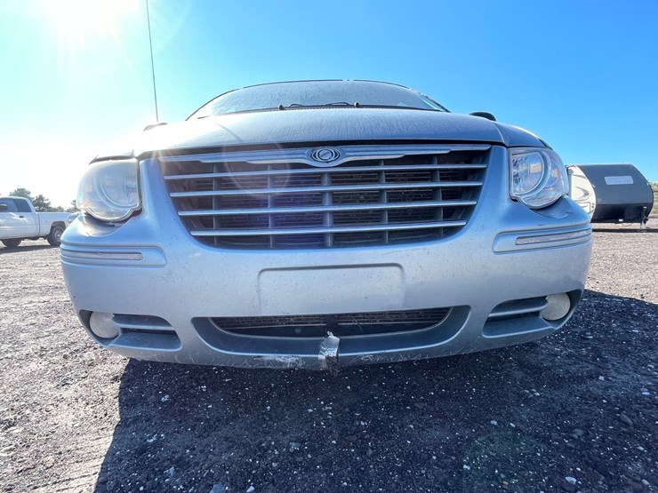 2005-chrysler-town-&-country-image-62