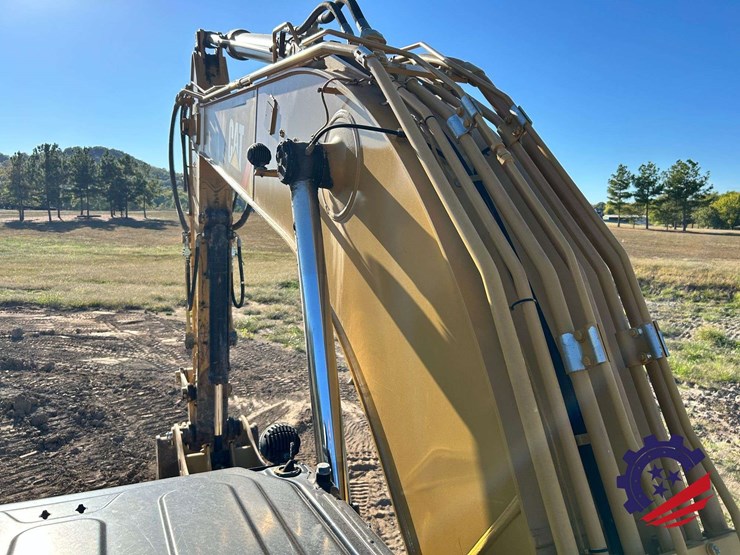 2018-caterpillar-320-image-72