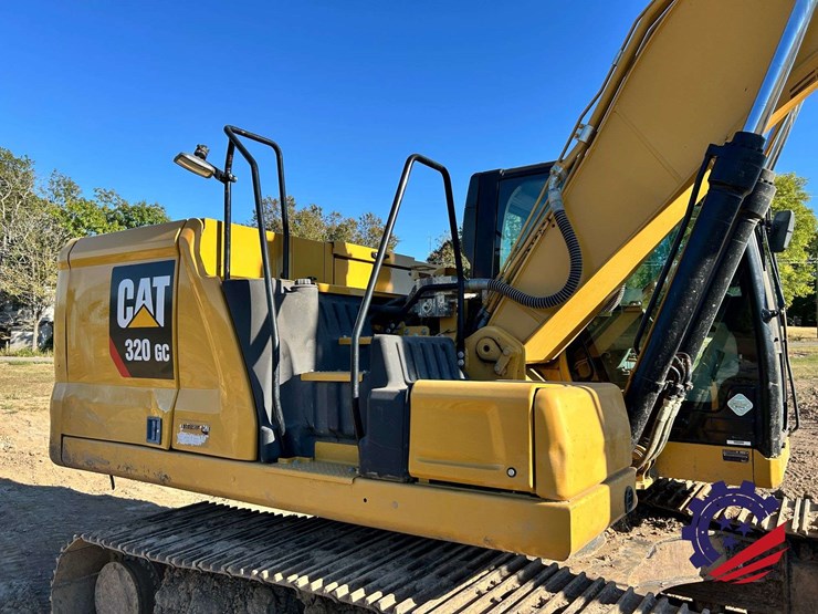 2018-caterpillar-320-image-26