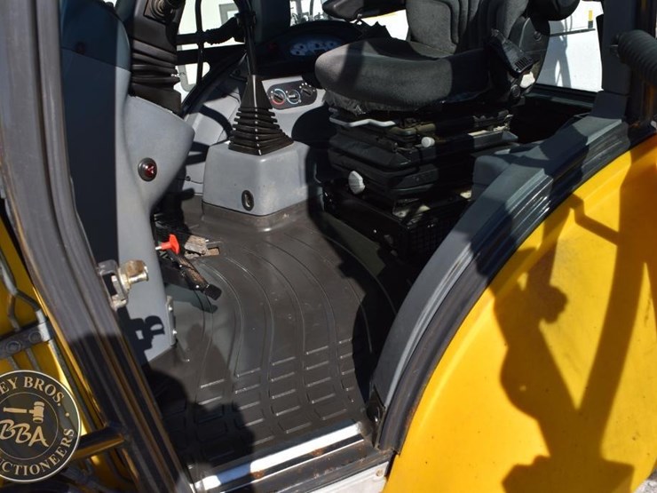 2013-new-holland-b110c-image-55