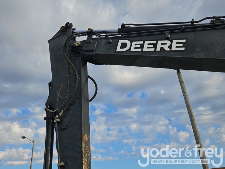 2016-deere-135g-image-33