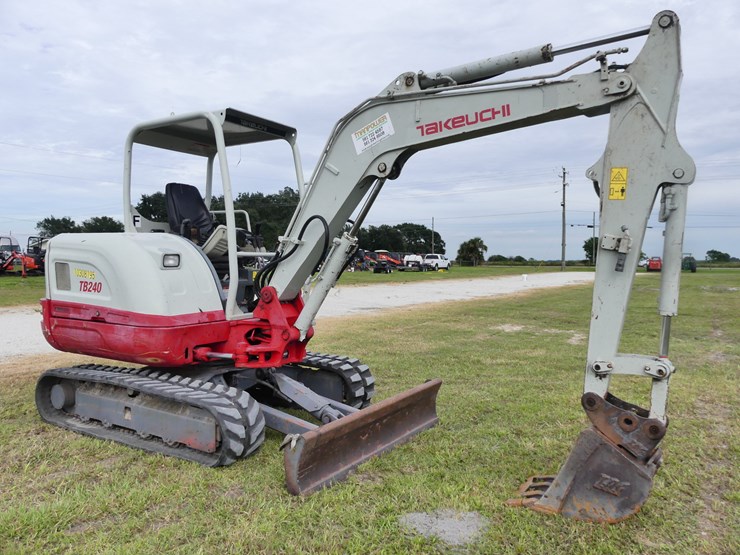 takeuchi-tb240-image-1