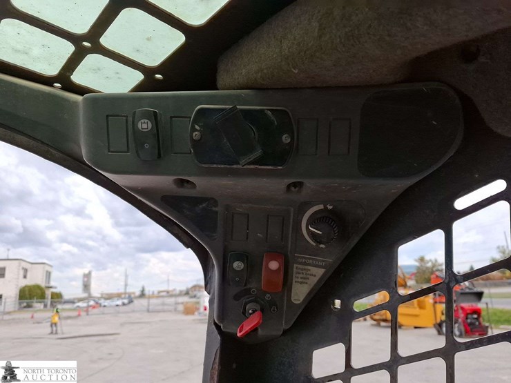 2012-deere-323d-image-12