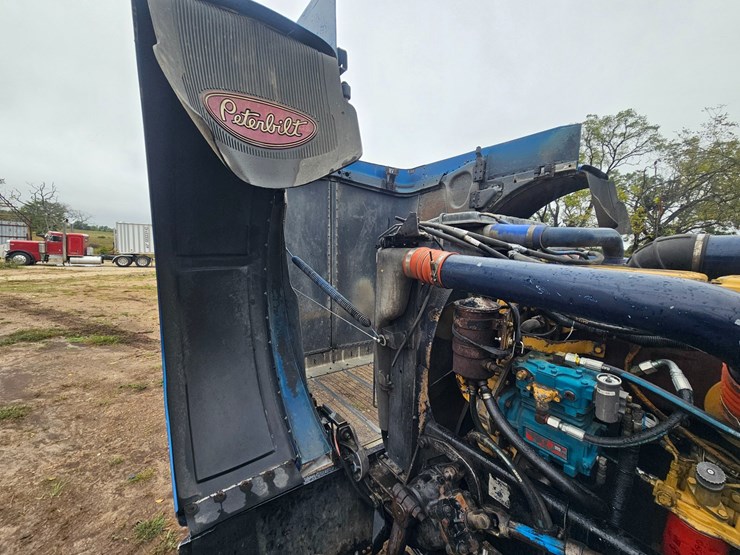 2001-peterbilt-379-image-35